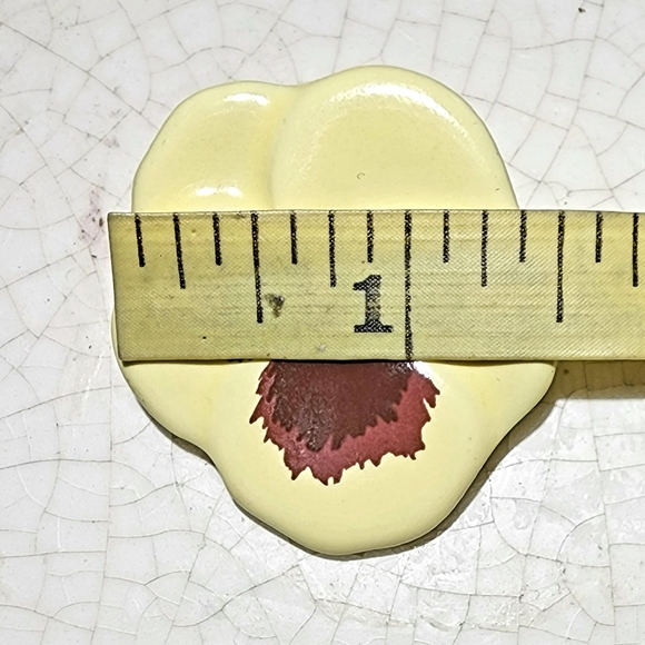 Vintage Avon 1960s-70s buttercream peony flower ceramic brooch - Picture 4 of 4